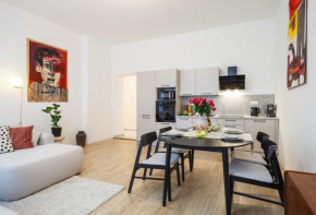 oompH Berlin 3BR Apt with Light Tones and Artwork